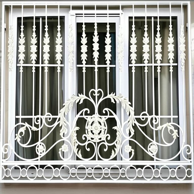 حفاظ پنجره سلطنتی گلبرگ: ترکیب هنر و امنیت در طراحی کلاسیک