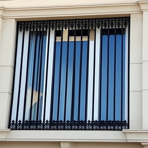 حفاظ پنجره قندیل دار ویلایی کلاسیک