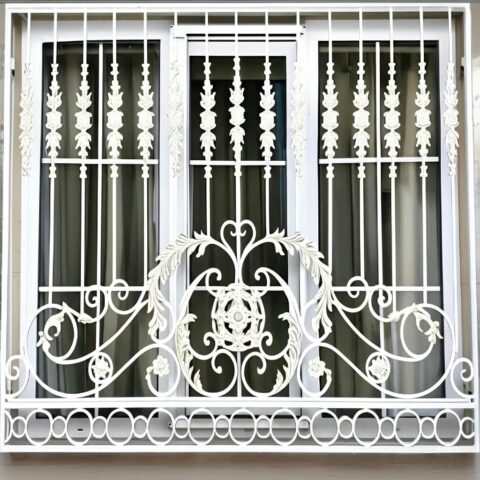 حفاظ پنجره سلطنتی گلبرگ: ترکیب هنر و امنیت در طراحی کلاسیک