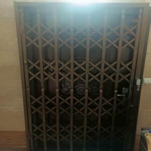 درب آکاردئونی ضدسرقت در باغ عباس‌آباد