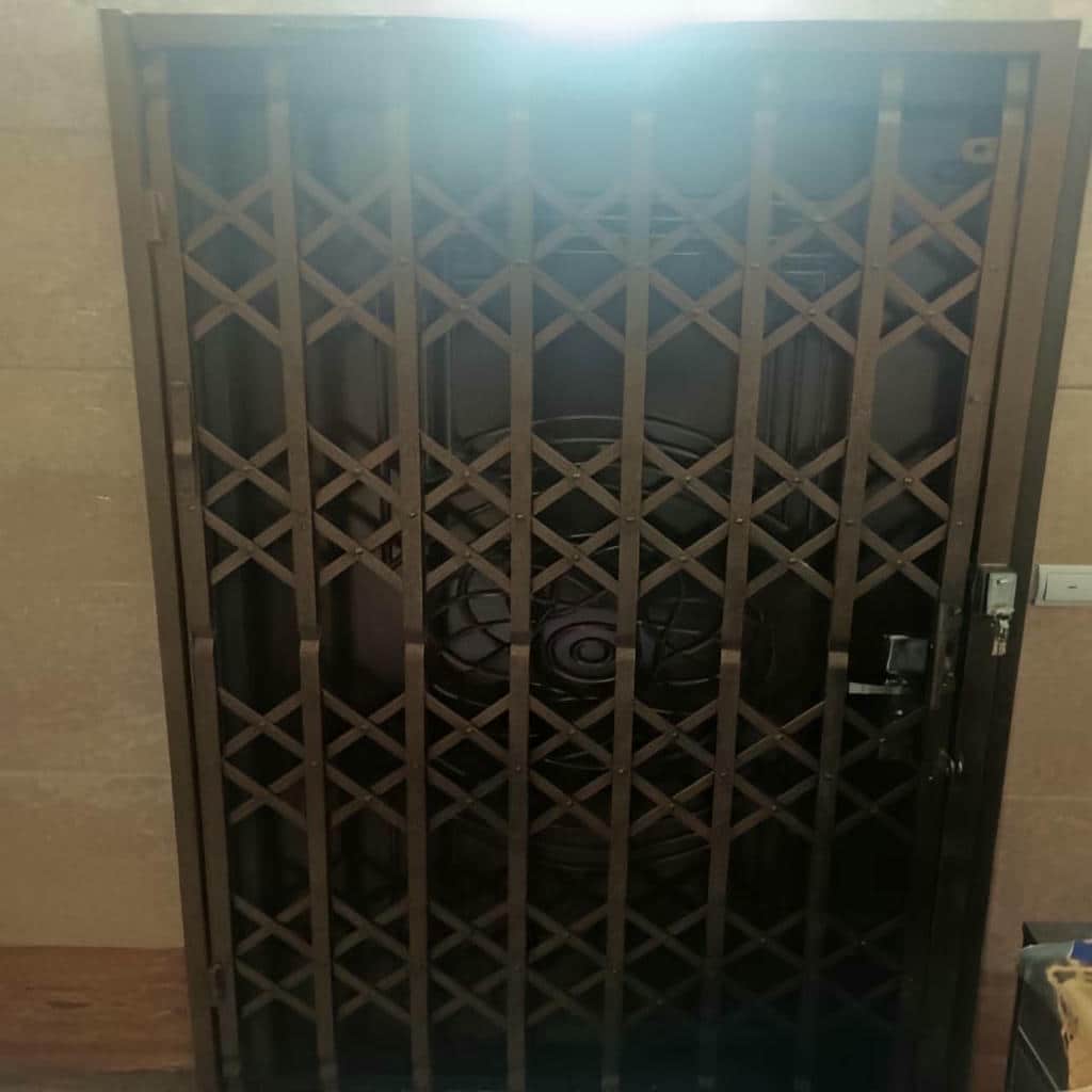 درب آکاردئونی ضدسرقت در باغ عباس‌آباد