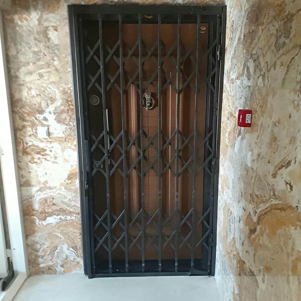 نصب درب آکاردئونی ضدسرقت رنگ باکیفیت در گنبدکاووس