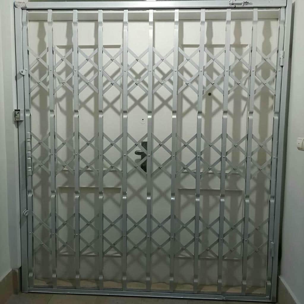 نصب درب آکاردئونی ضدسرقت ورودی پرتردد در محمدشهر