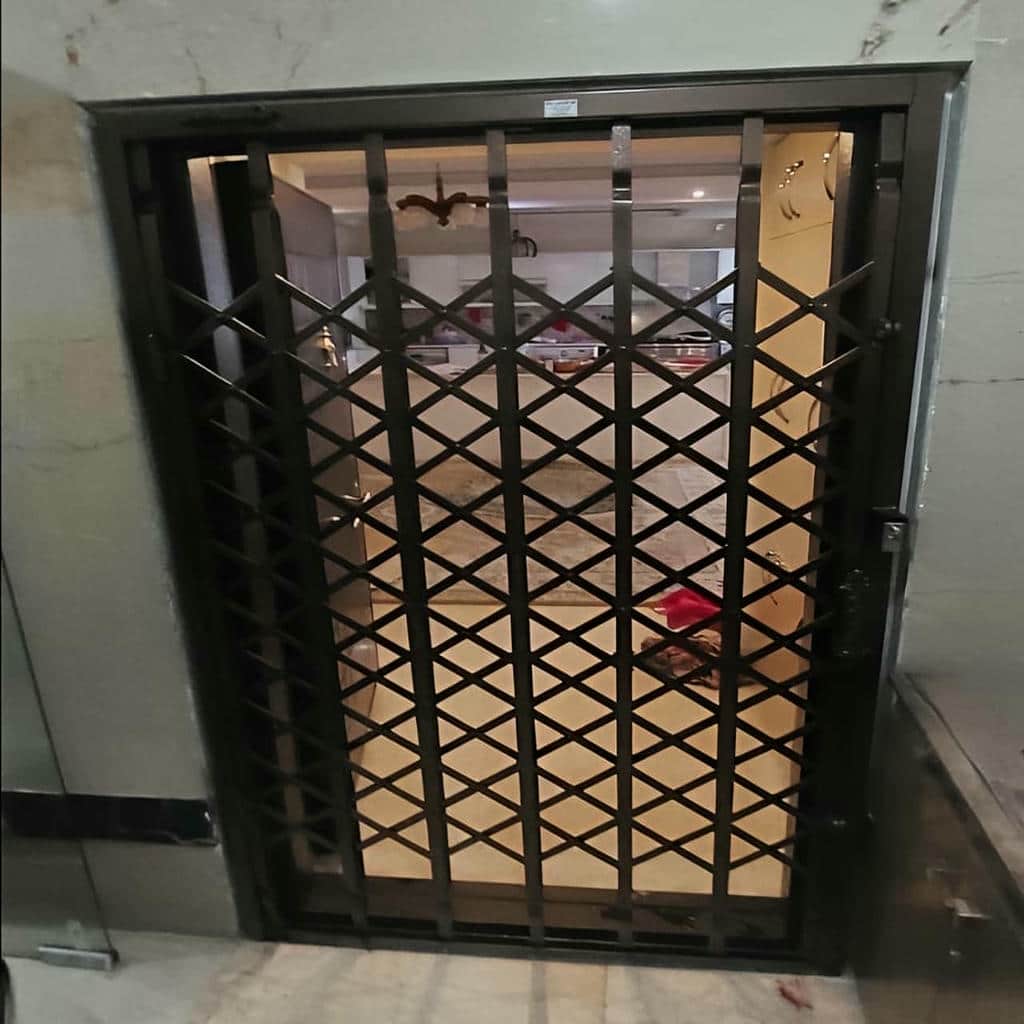 نصب درب آکاردئونی ضدسرقت رنگ هماهنگ در کمال شهر