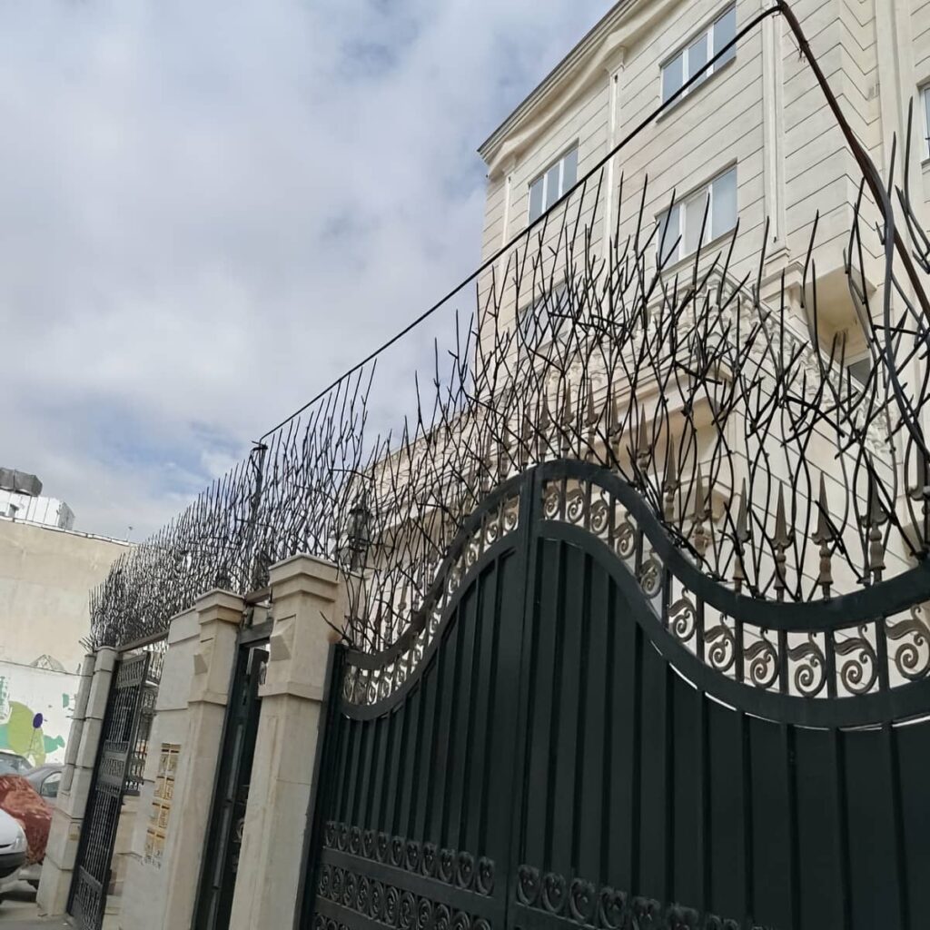 قیمت حفاظ شاخ گوزنی دیوار باغ در باغ عباسآباد