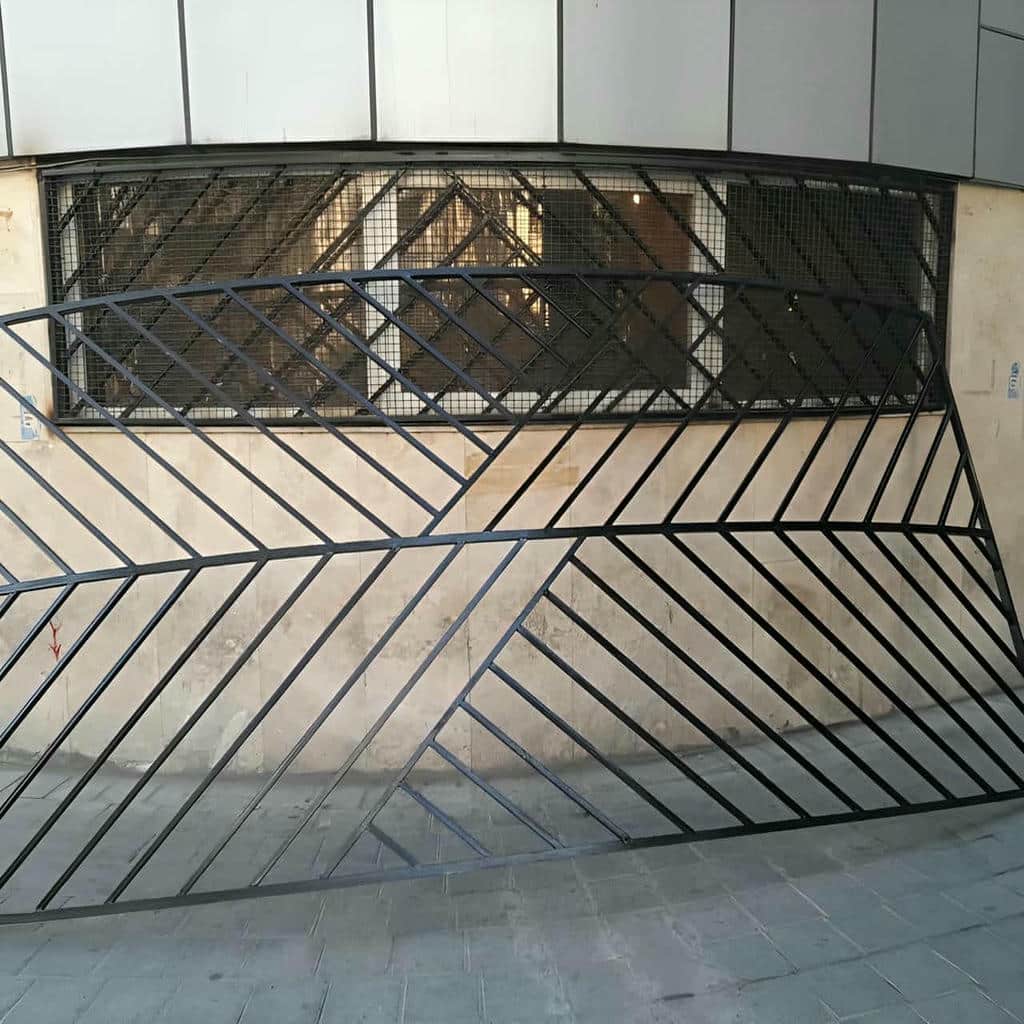 نصب حفاظ پنجره نرده فلزی فرفورژه کلاسیک در اندیشه