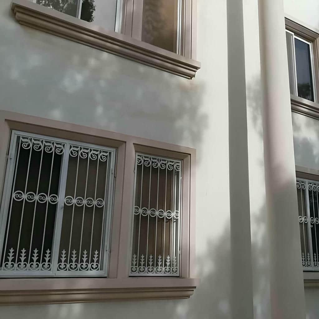 نصب حفاظ پنجره نرده فلزی مدرن سفارشی در مشهد