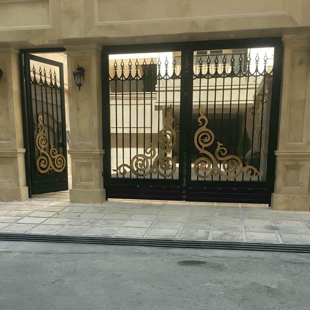 کارخانه درب حیاط فرفورژه بادوام در باغ عباسآباد