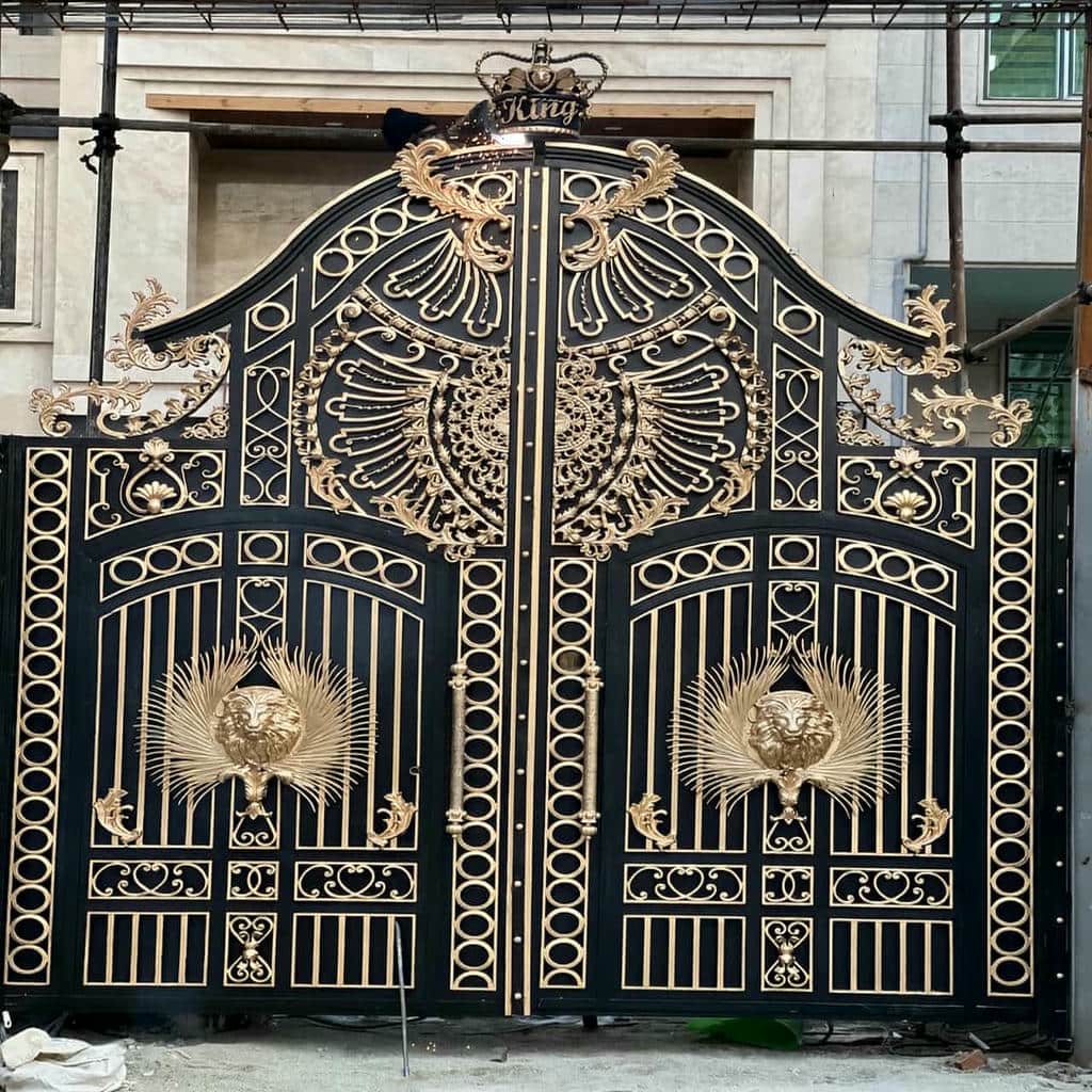 نصب درب حیاط فرفورژه رنگ ماندگار در رشت
