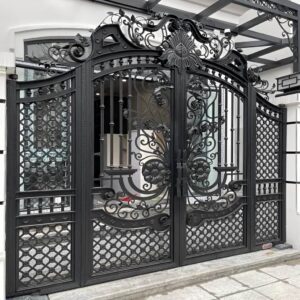 درب حیاط فرفورژه در لواسان