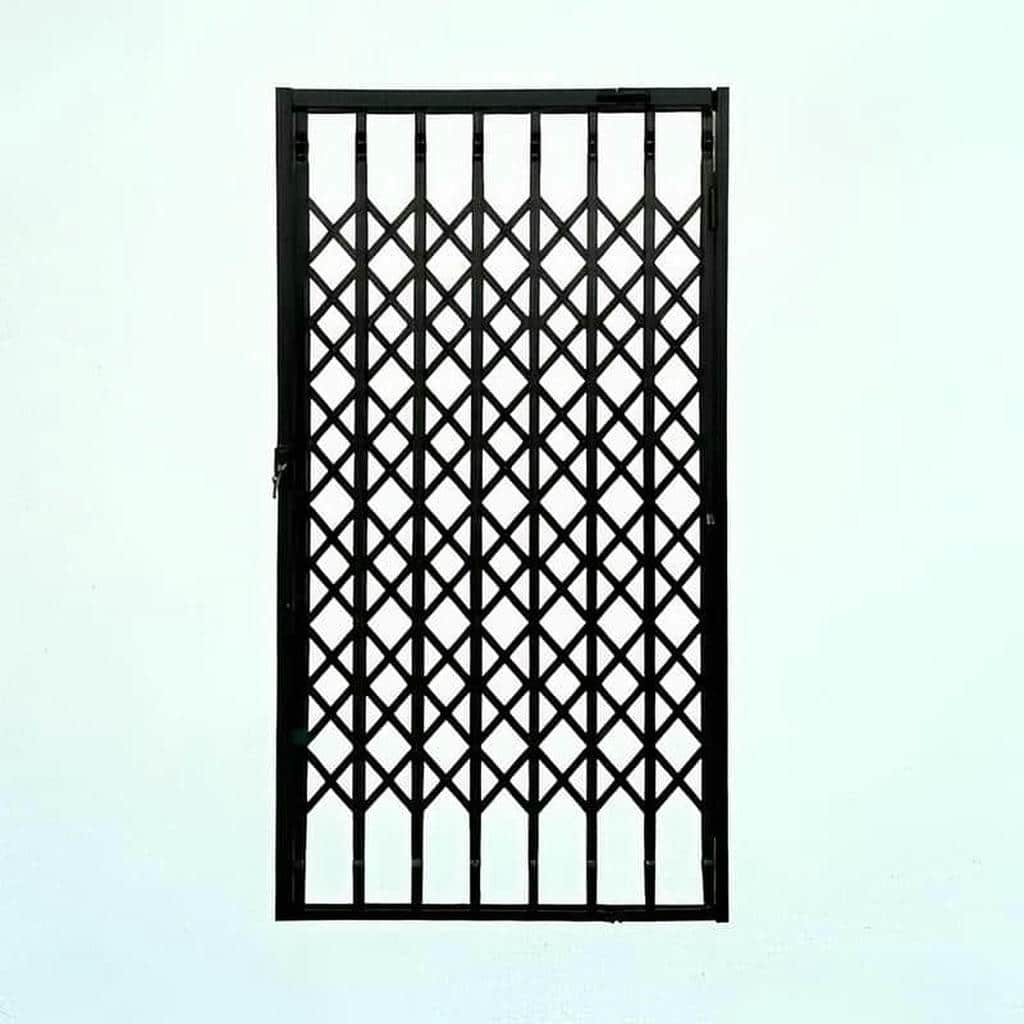 درب آکاردئونی استاندارد با پرچ کاری دقیق