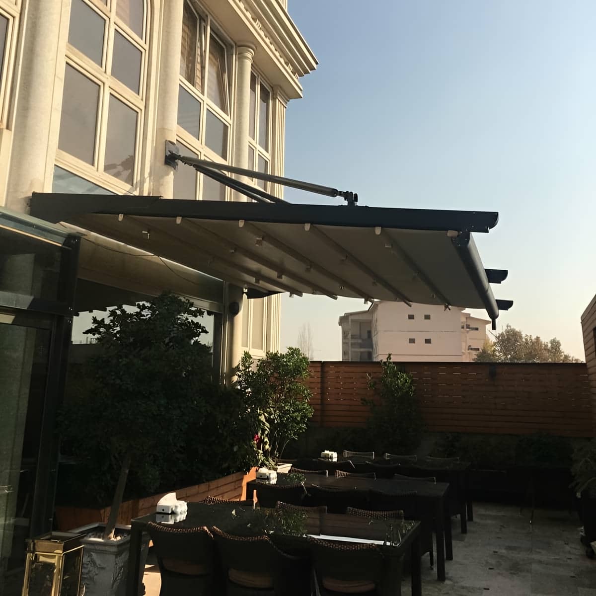 سایبان برقی با سنسور باد و باران و بازوی ایمن سایبان برقی با سنسور باد و باران و بازوی ایمن