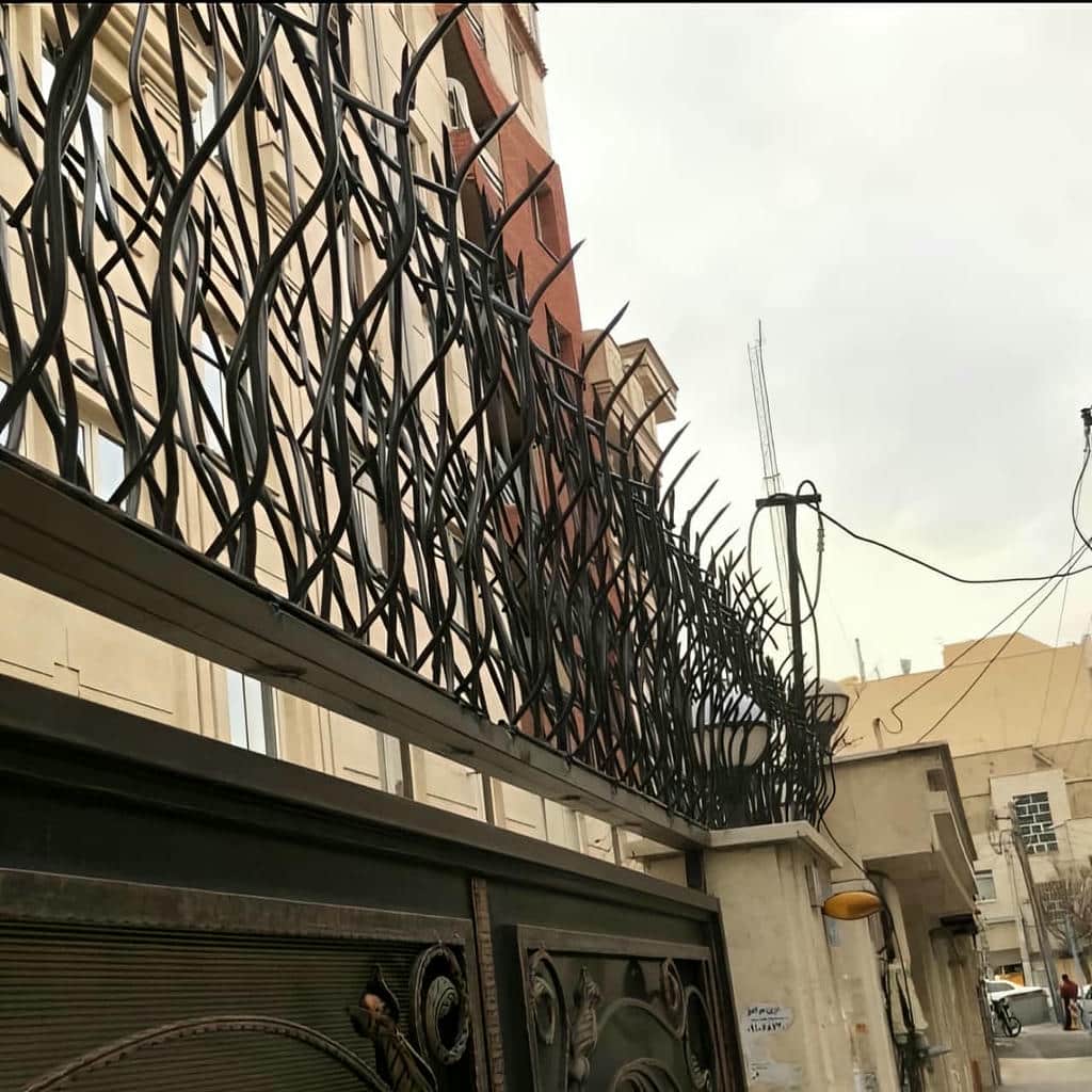 حفاظ روی دیوار با ارتفاع مناسب ساختمان