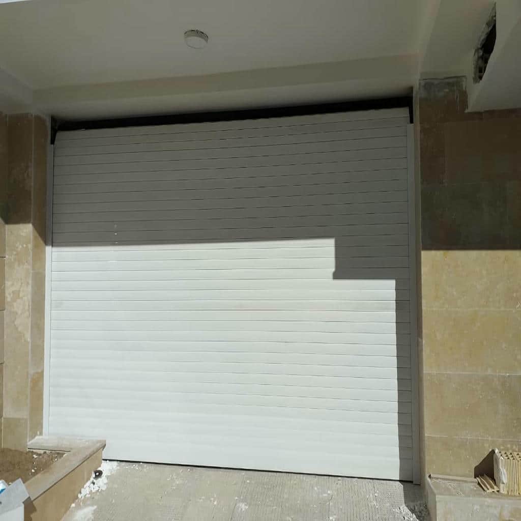 کرکره برقی ویلا با رنگ هماهنگ نما