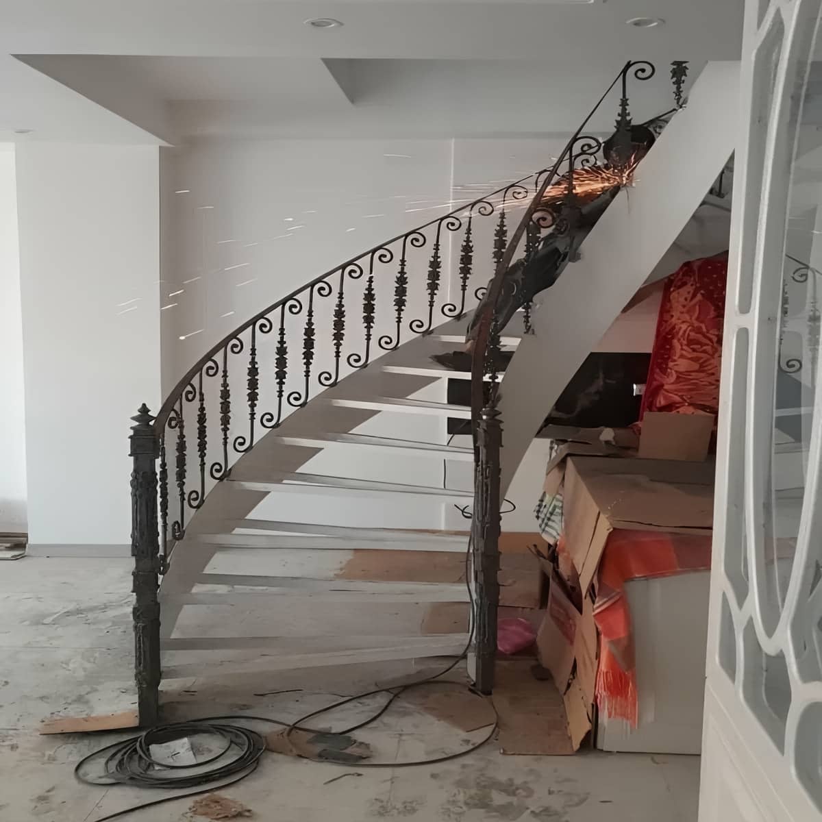 پله آهنی کف چوبی مدرن با کف چوبی گرم