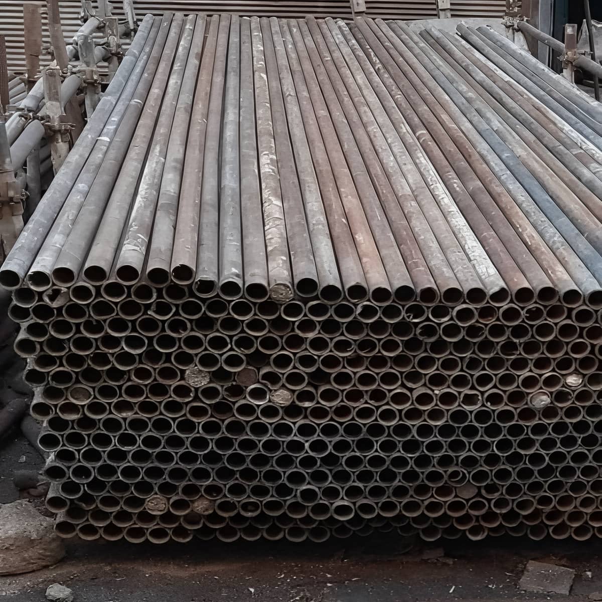 داربست حفاظتی برای راهرو سرپوشیده کنار ساختمان داربست حفاظتی برای راهرو سرپوشیده کنار ساختمان