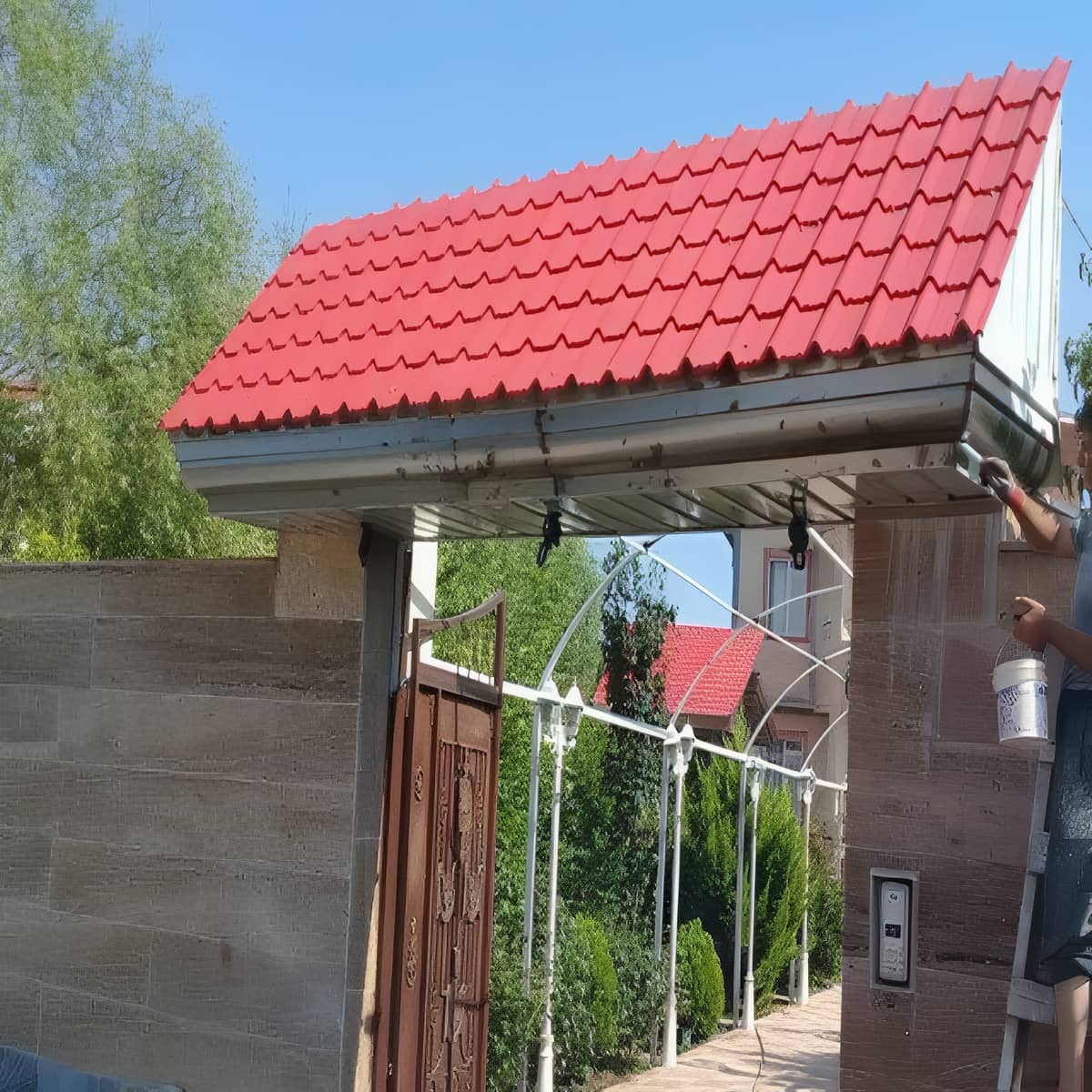 آردواز فلزی ویلا با برش دقیق در لبه های کناری آردواز فلزی ویلا با برش دقیق در لبه های کناری