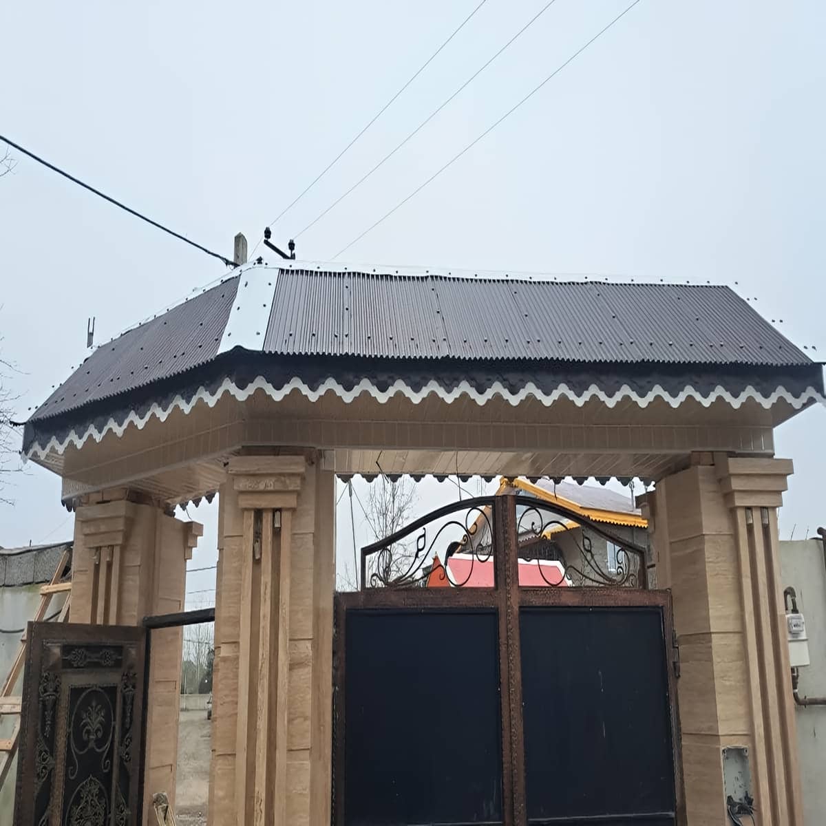 آردواز فلزی ویلا با رنگ مقاوم و سطح یکدست آردواز فلزی شیک ویلا