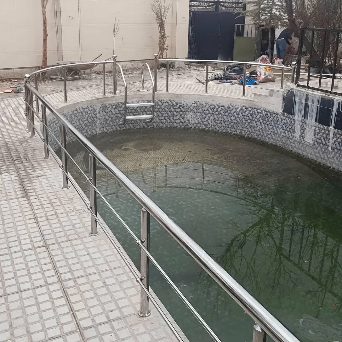 هندریل استیل دیواری ایمن با پایه محکم روی دیوار