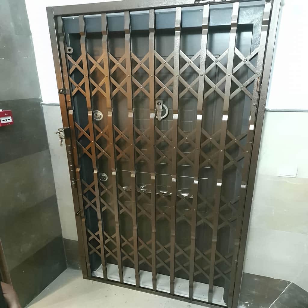 طرح استاندارد درب آکاردئونی چهار گل لوزی برای ورودی مسکونی