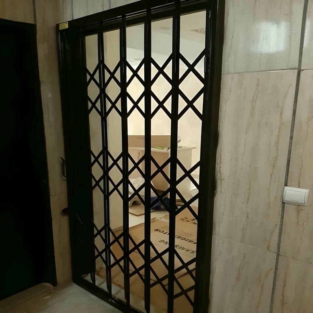 نصب درب آکاردئونی واحد اداری روی چهارچوب مقاوم