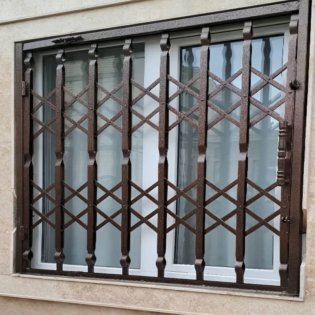 درب آکاردئونی شیک قفل دار برای پروژه با ورودی مینیمال
