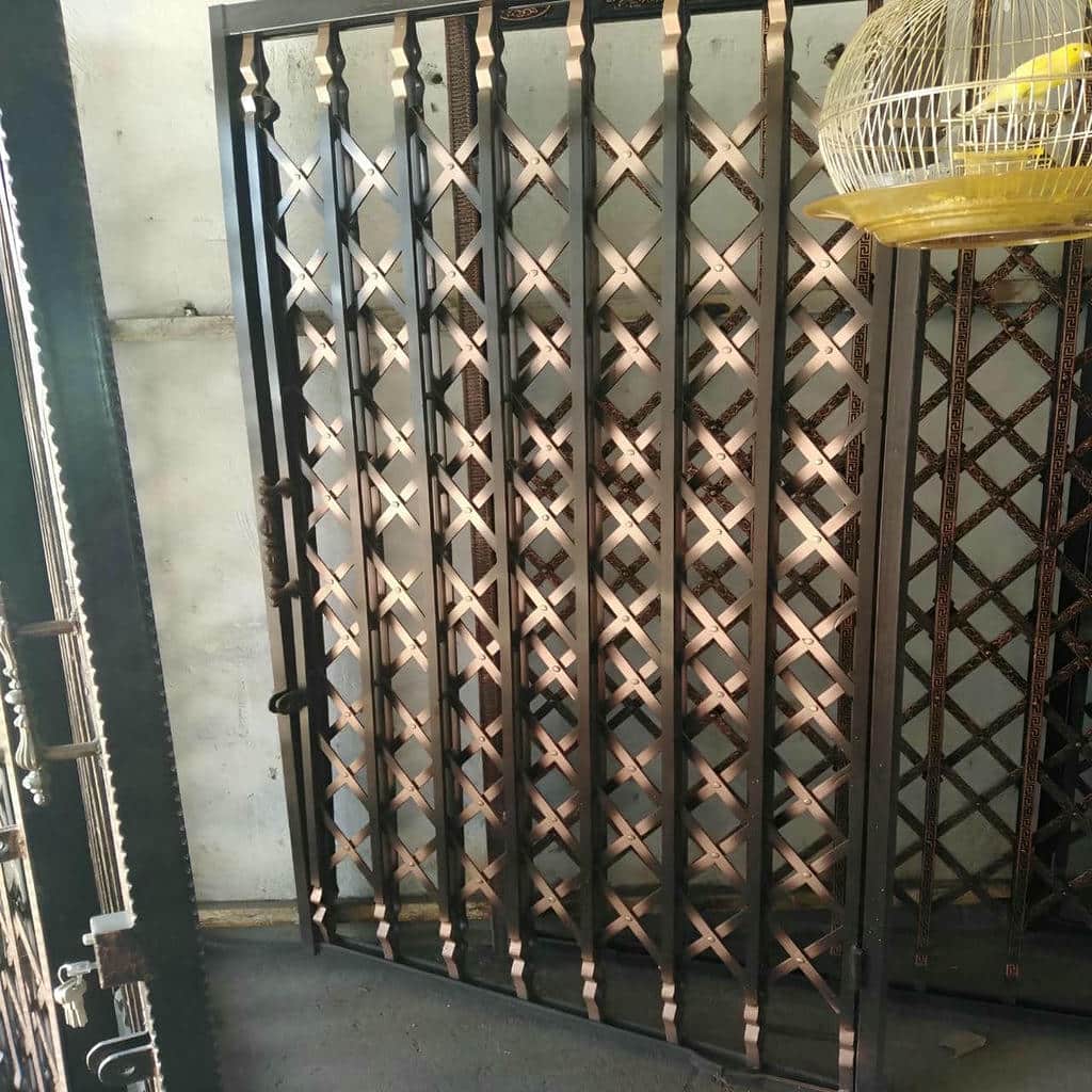 خرید حفاظ پشت درب آپارتمان ریلی پس از اندازه گیری مسیر