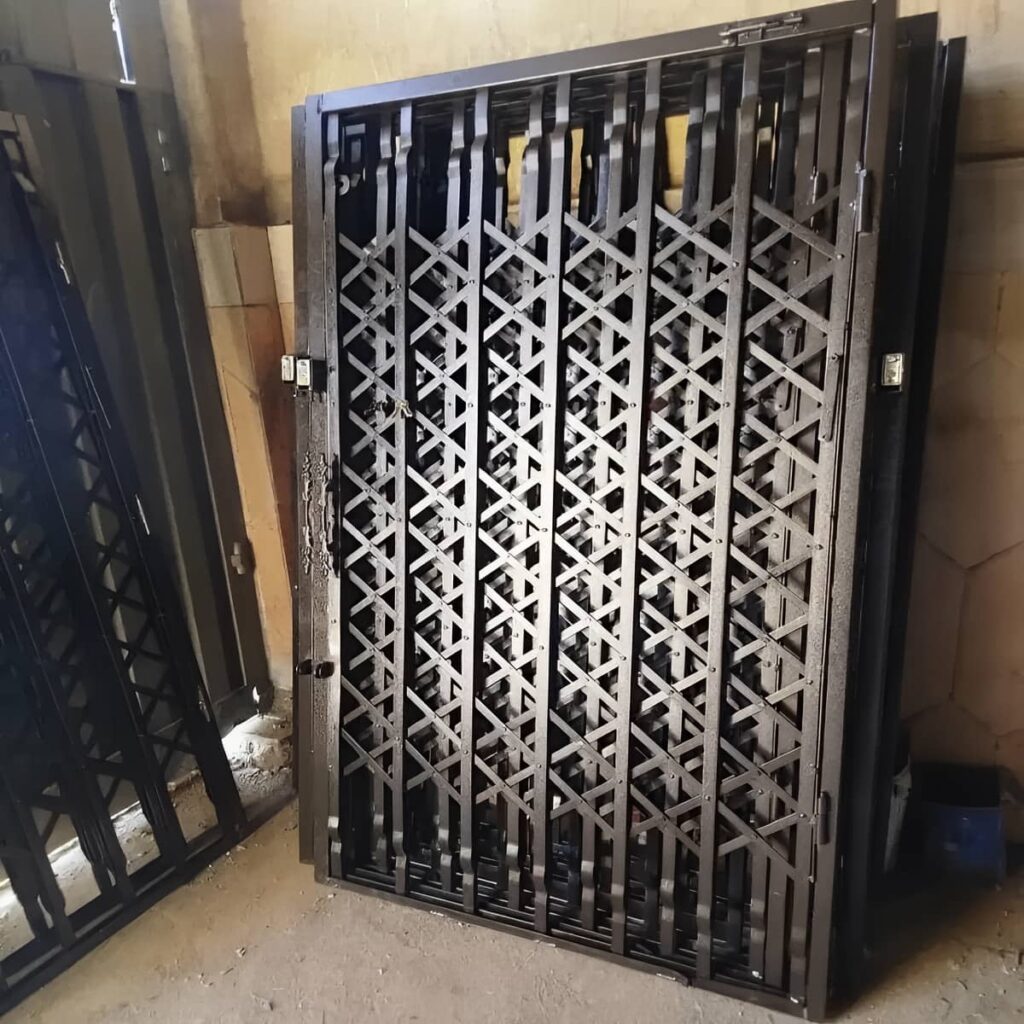 خرید درب آکاردئونی سلطنتی گل دار پس از اندازه گیری دهانه