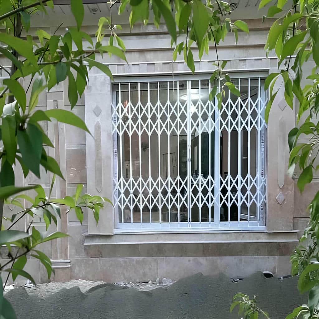 خرید درب آکاردئونی مشکی طلایی پس از اندازه گیری دهانه