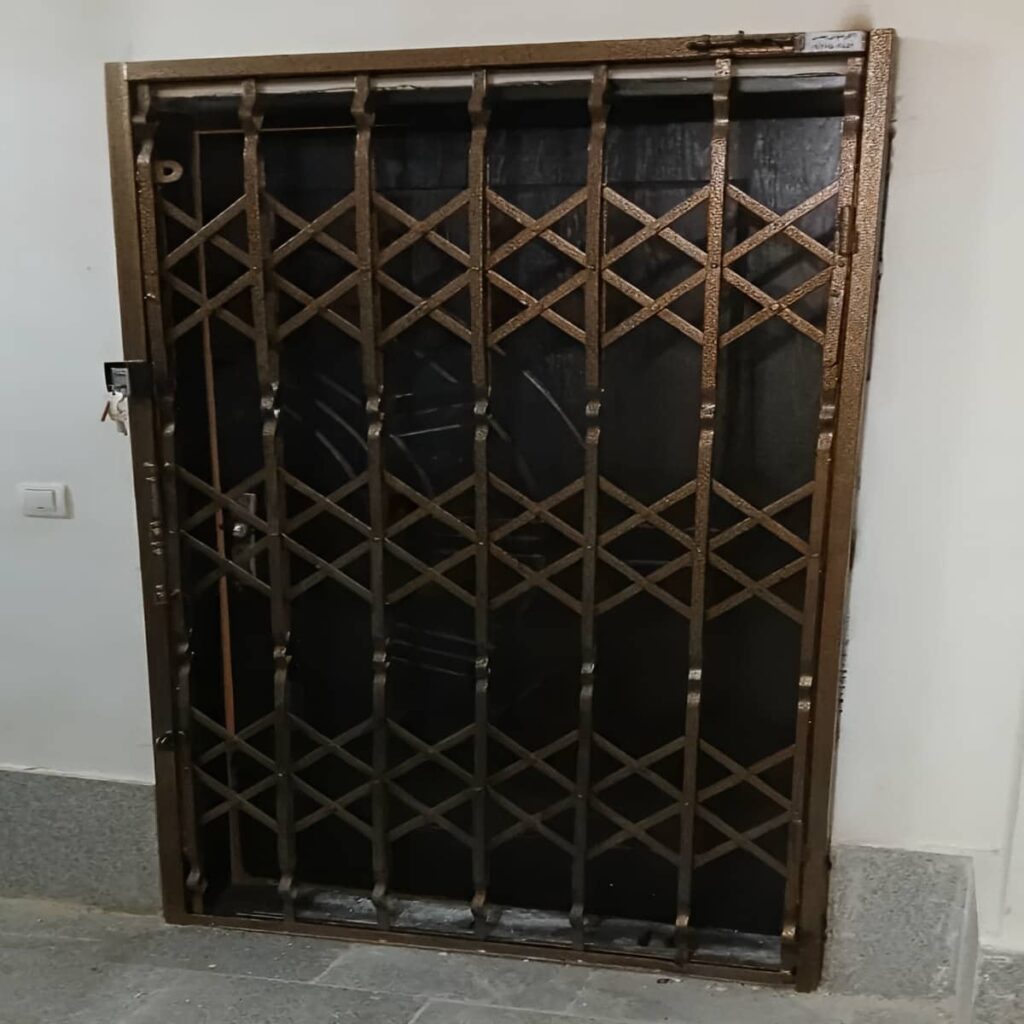 خرید درب آکاردئونی مدرن مشکی اداری پس از اندازه گیری دهانه