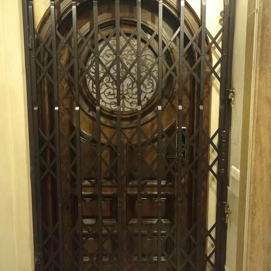 خرید درب آکاردئونی سفید طلایی پس از اندازه گیری دهانه