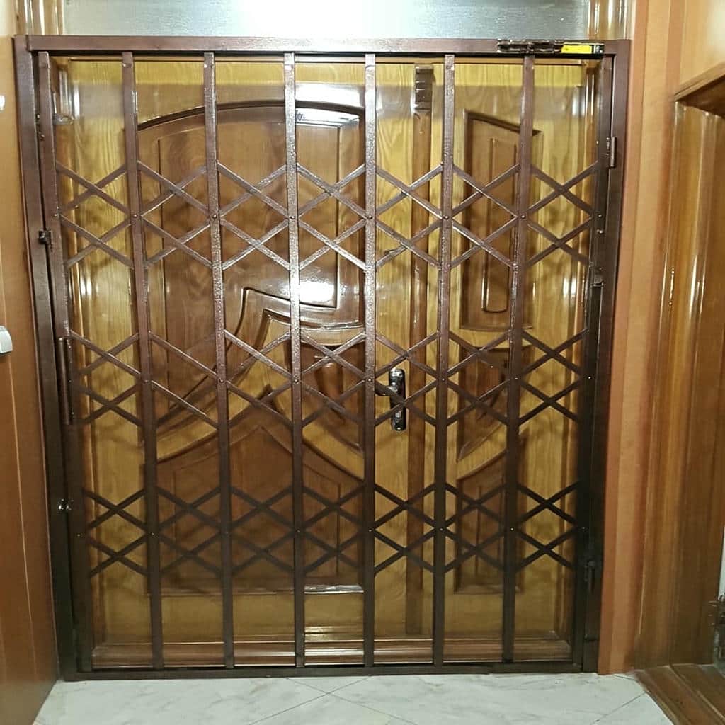 اجرای درب آکاردئونی تسمه پهن آهنی با جهت بازشوی مناسب
