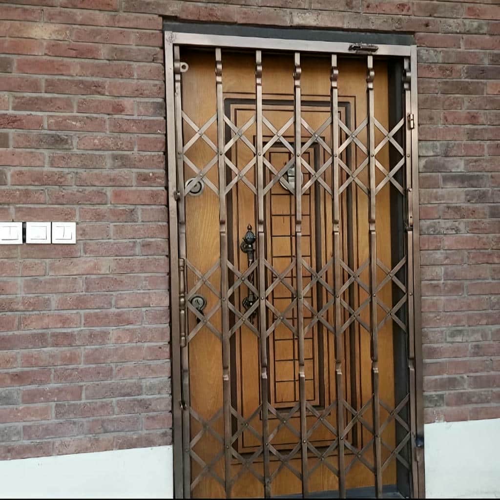 خرید درب آکاردئونی طلایی سلطنتی پس از اندازه گیری دهانه