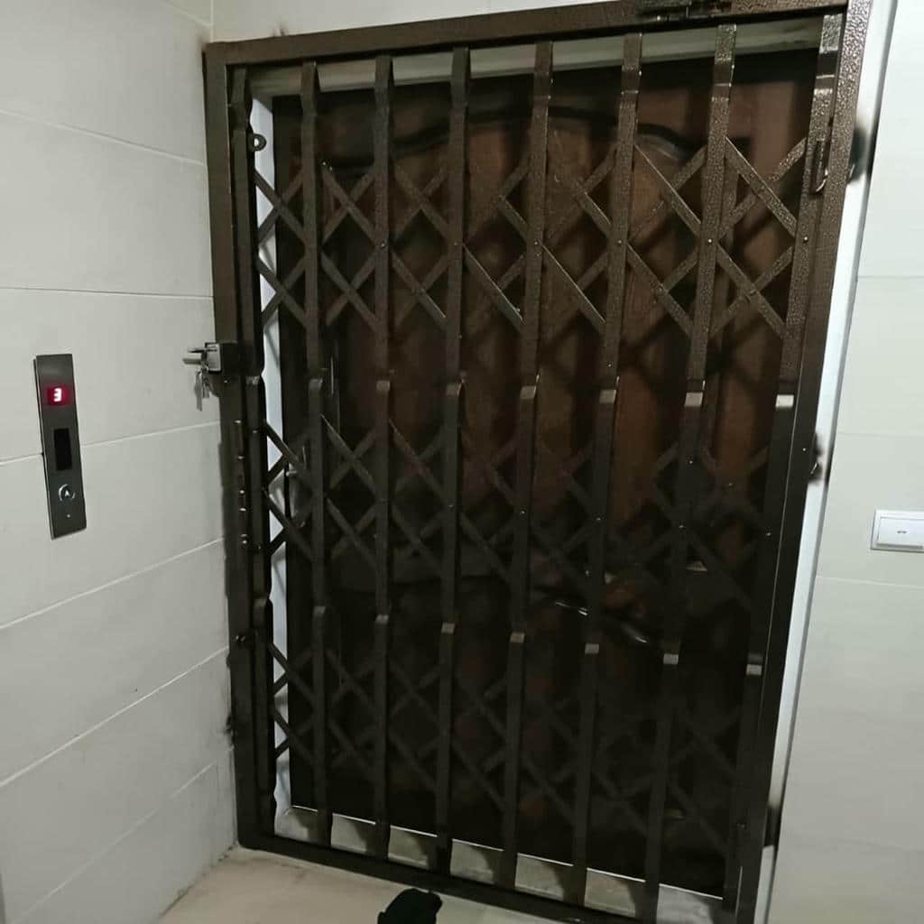 خدمات اندازه گیری درب آکاردئونی تسمه پهن آهنی پیش از نصب