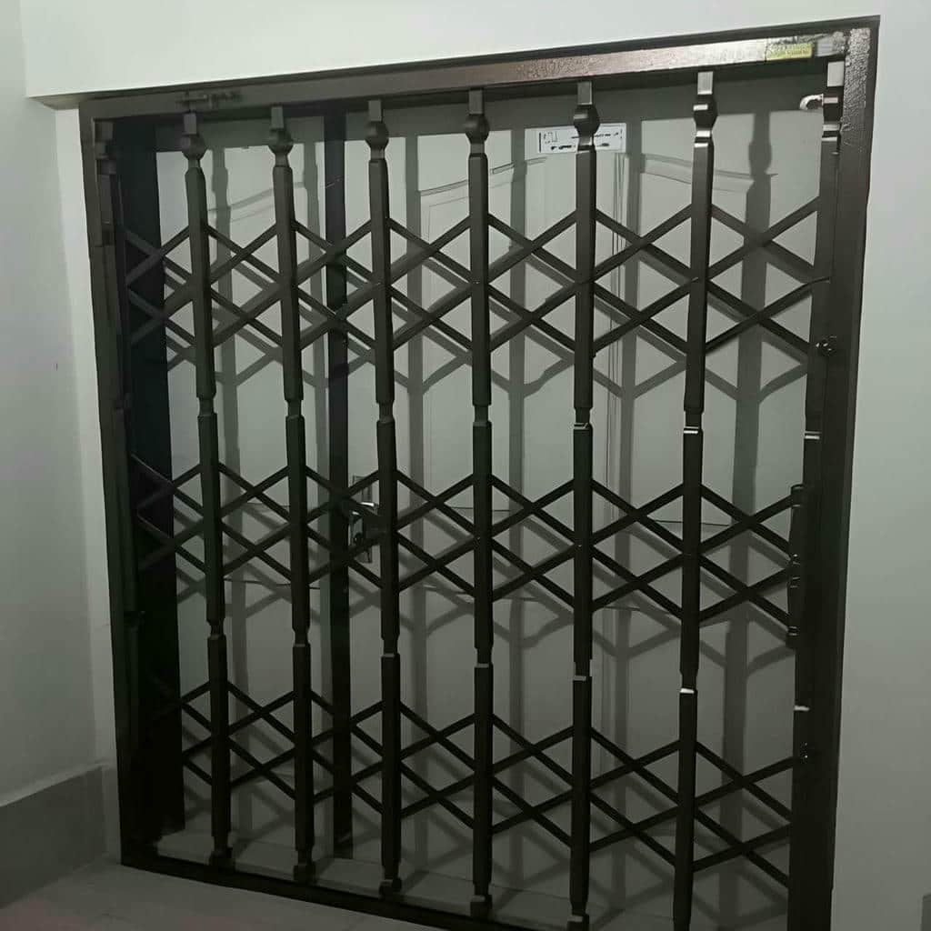 اجرای درب آکاردئونی طرح دار لوزی با شبکه سه لوزی