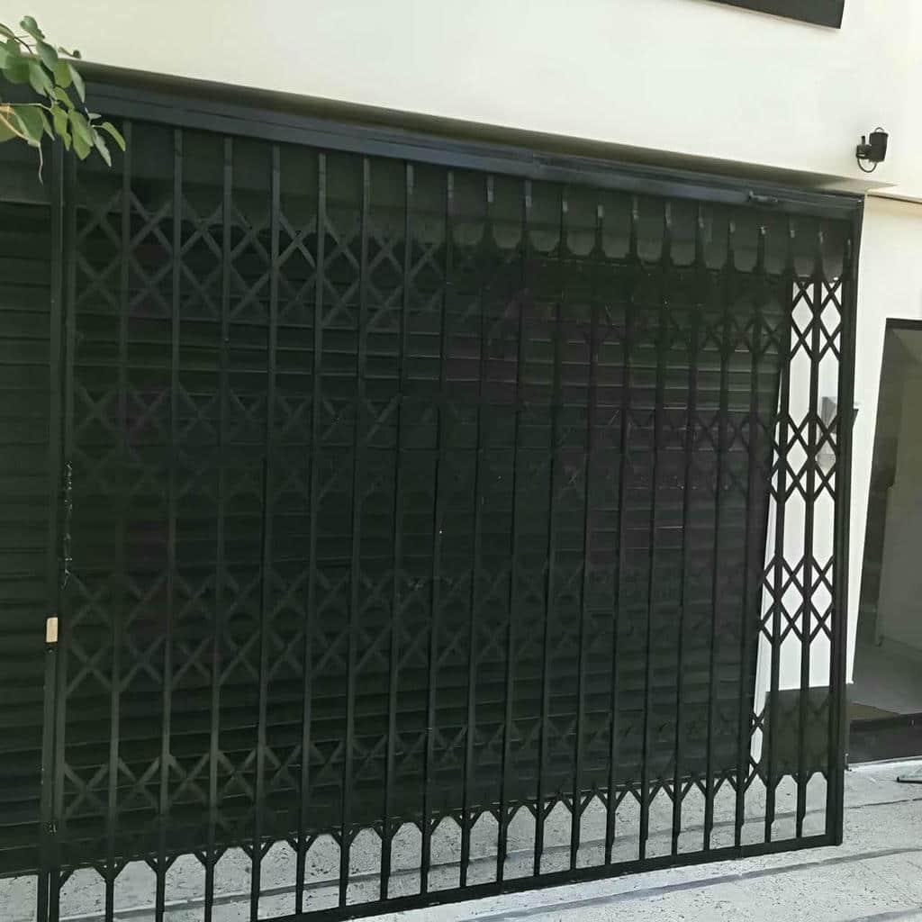 خدمات اندازه گیری درب آکاردئونی سفید طلایی پیش از نصب