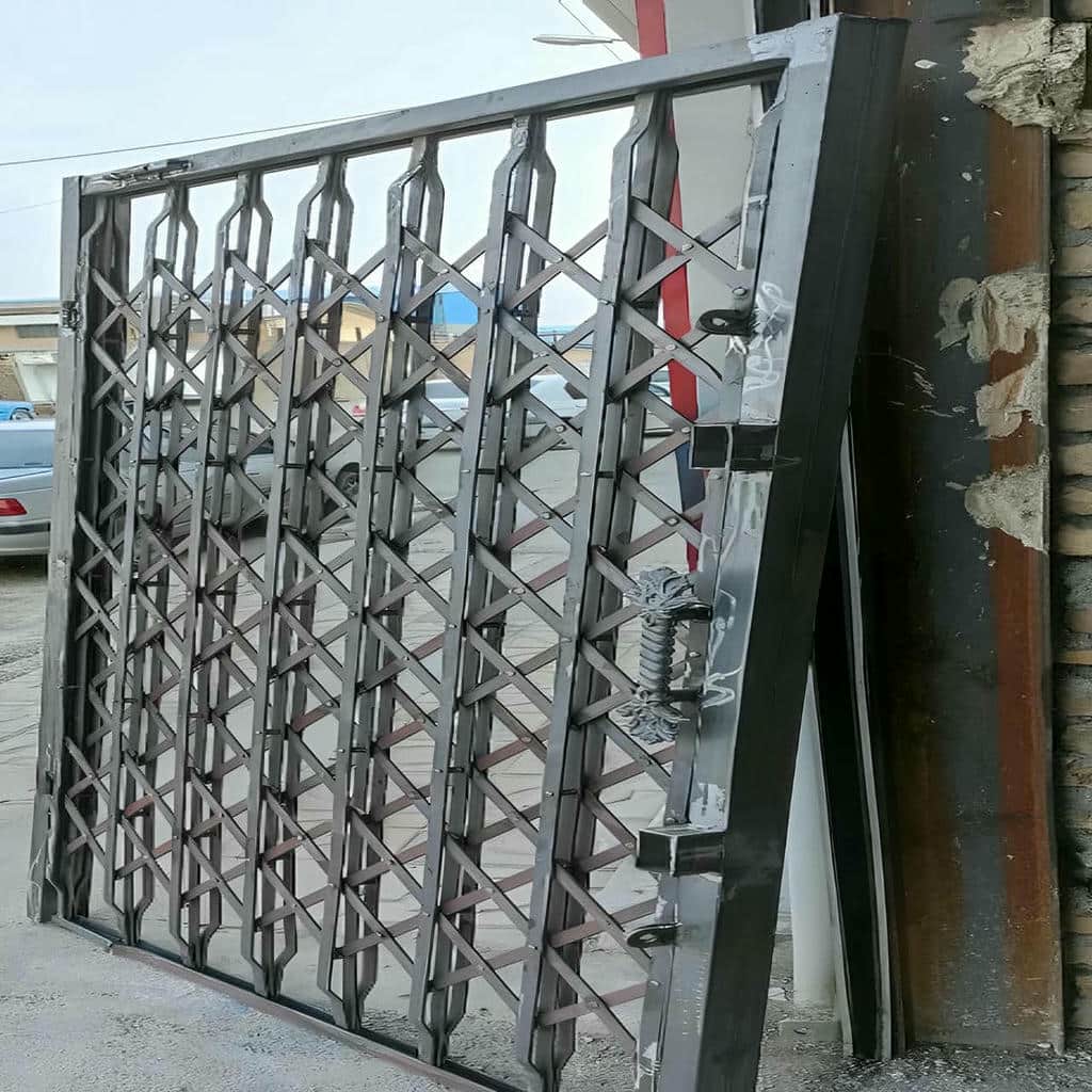 نصب درب آکاردئونی سفید طلایی روی چهارچوب مقاوم