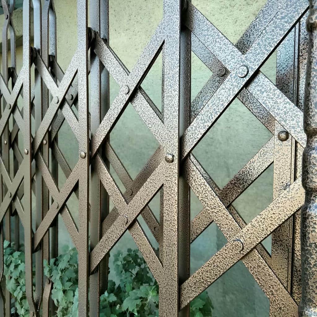 ساخت درب آکاردئونی مدرن مشکی اداری با طرح دولنگه