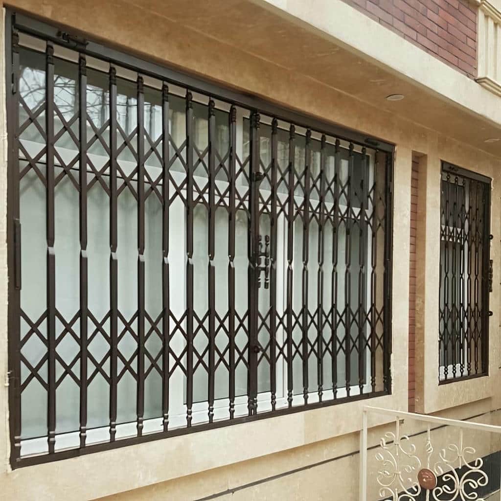 خدمات اندازه گیری درب آکاردئونی مدرن مشکی اداری پیش از نصب