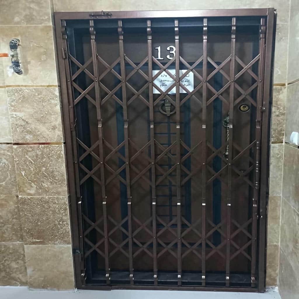 نصب حفاظ درب آپارتمان ضد دیلم روی قاب تقویت شده