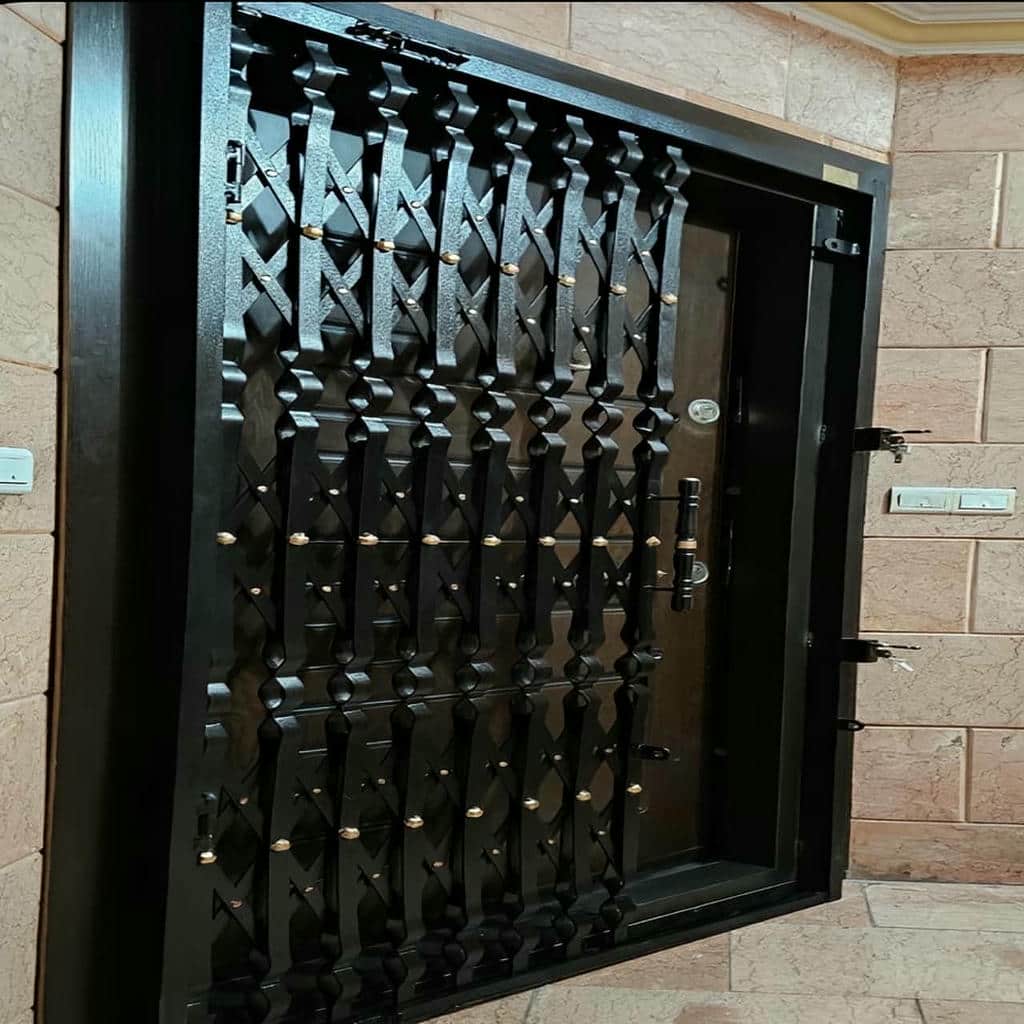 سفارش درب آکاردئونی مشکی طلایی متناسب با ترکیب رنگ پروژه