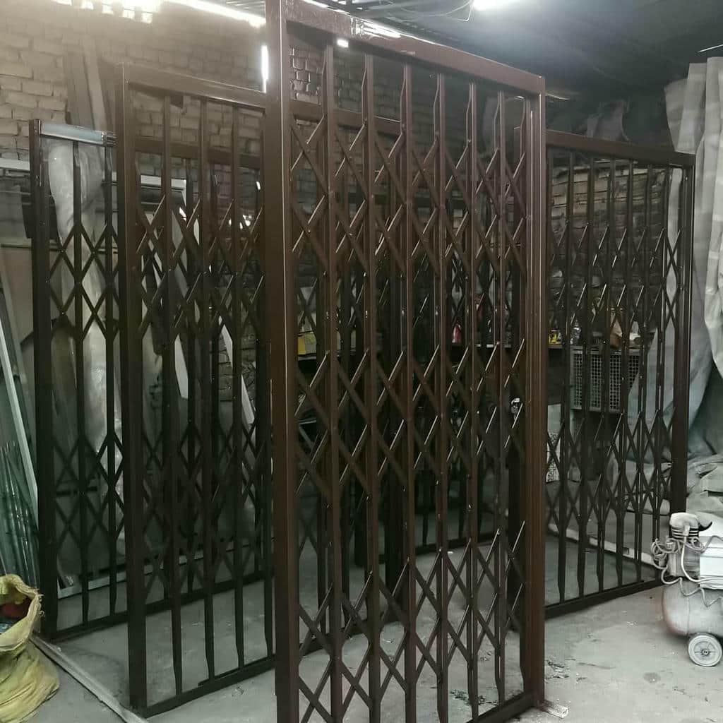 طرح چهار لوزی درب آکاردئونی مدرن مشکی اداری برای ورودی متعادل
