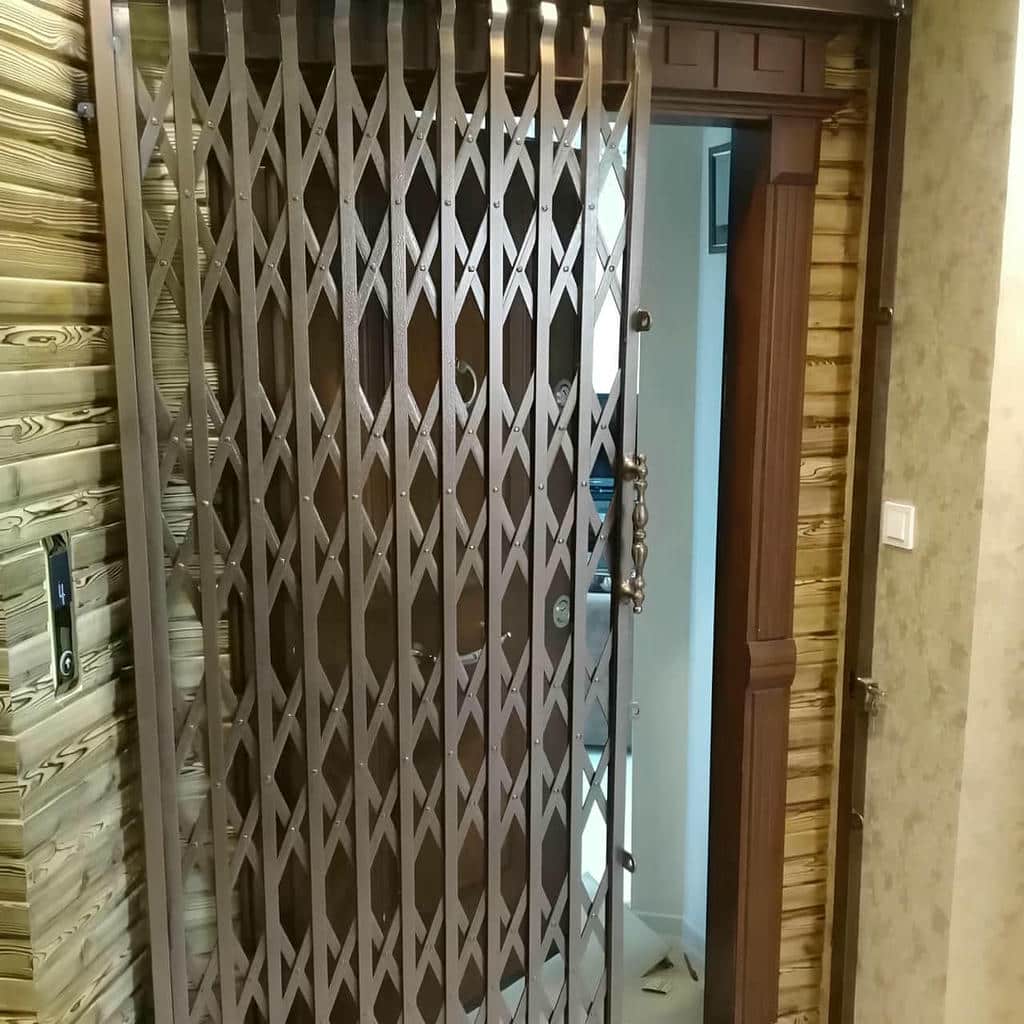 اجرای درب آکاردئونی مشکی طلایی با طرح سه لوزی
