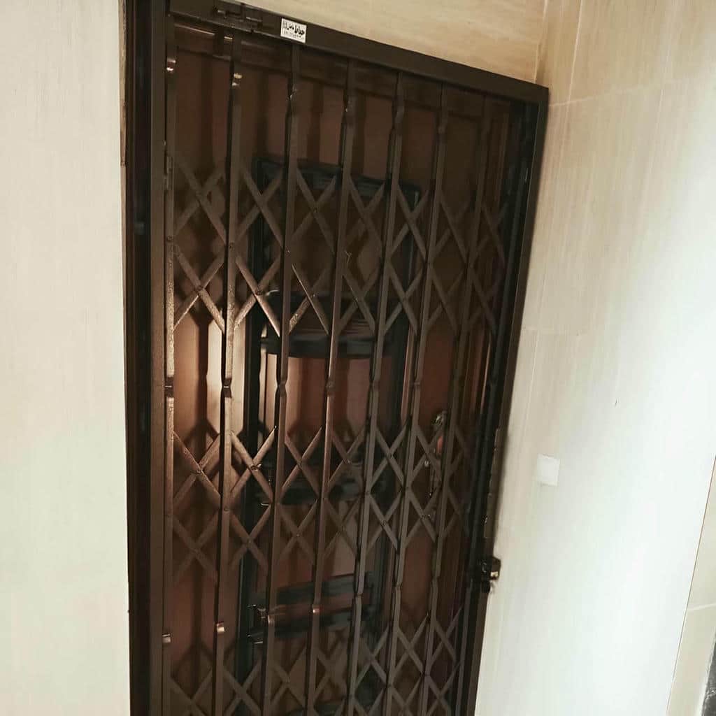 نصب درب آکاردئونی مشکی طلایی روی چهارچوب مقاوم