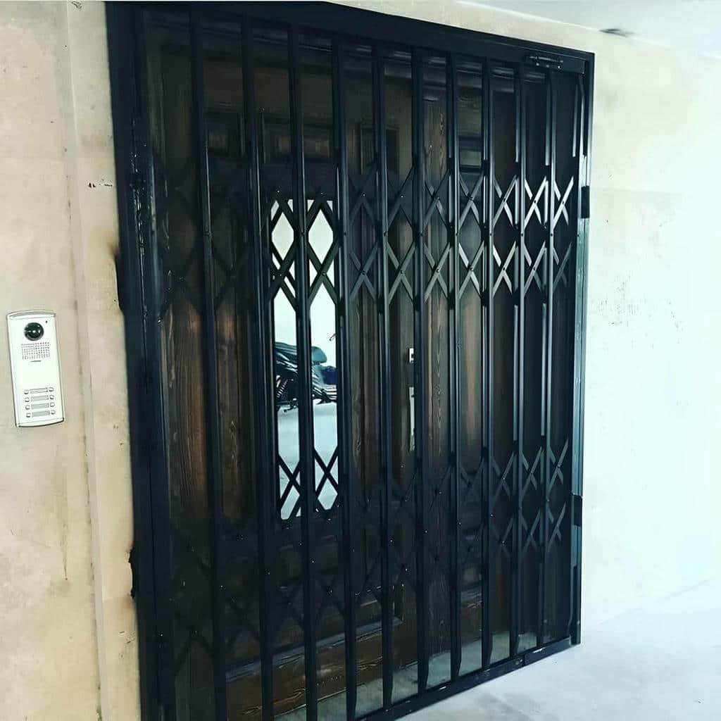 اجرای درب حفاظ فلزی ورودی واحد با مدل لولایی
