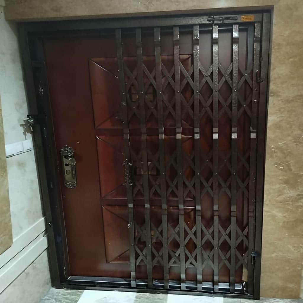 نصب حفاظ آکاردئونی ورودی مجتمع روی چهارچوب مقاوم