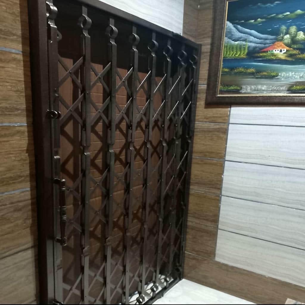 درب آکاردئونی مشکی طلایی برای پروژه با ورودی مینیمال