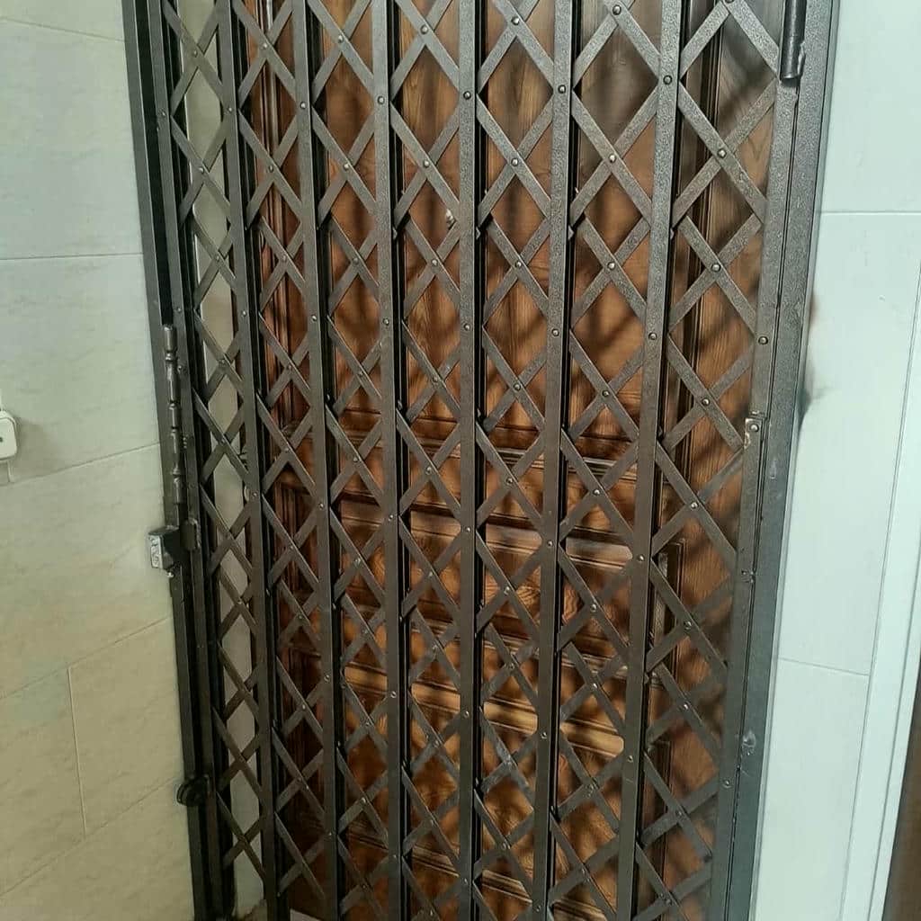 نصب درب آکاردئونی مدرن مشکی اداری روی چهارچوب مقاوم