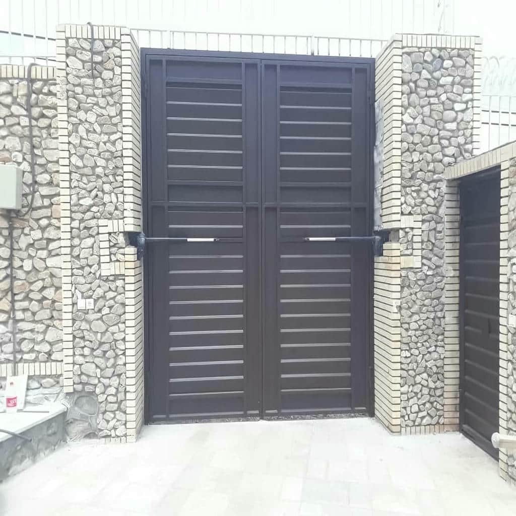 خدمات نصب جک درب حیاط سنگین شاسی دار در محل پروژه