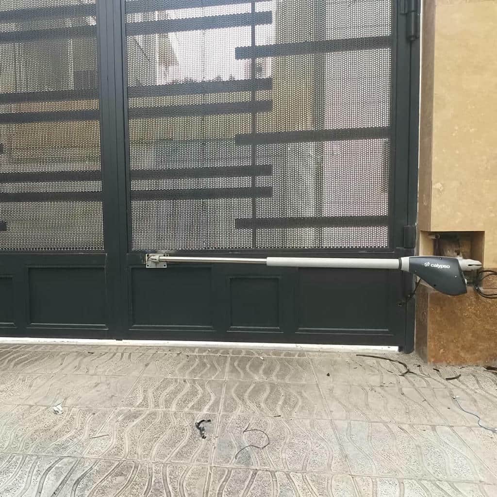 ساخت درب حیاط لولایی با کلاف فلزی مقاوم